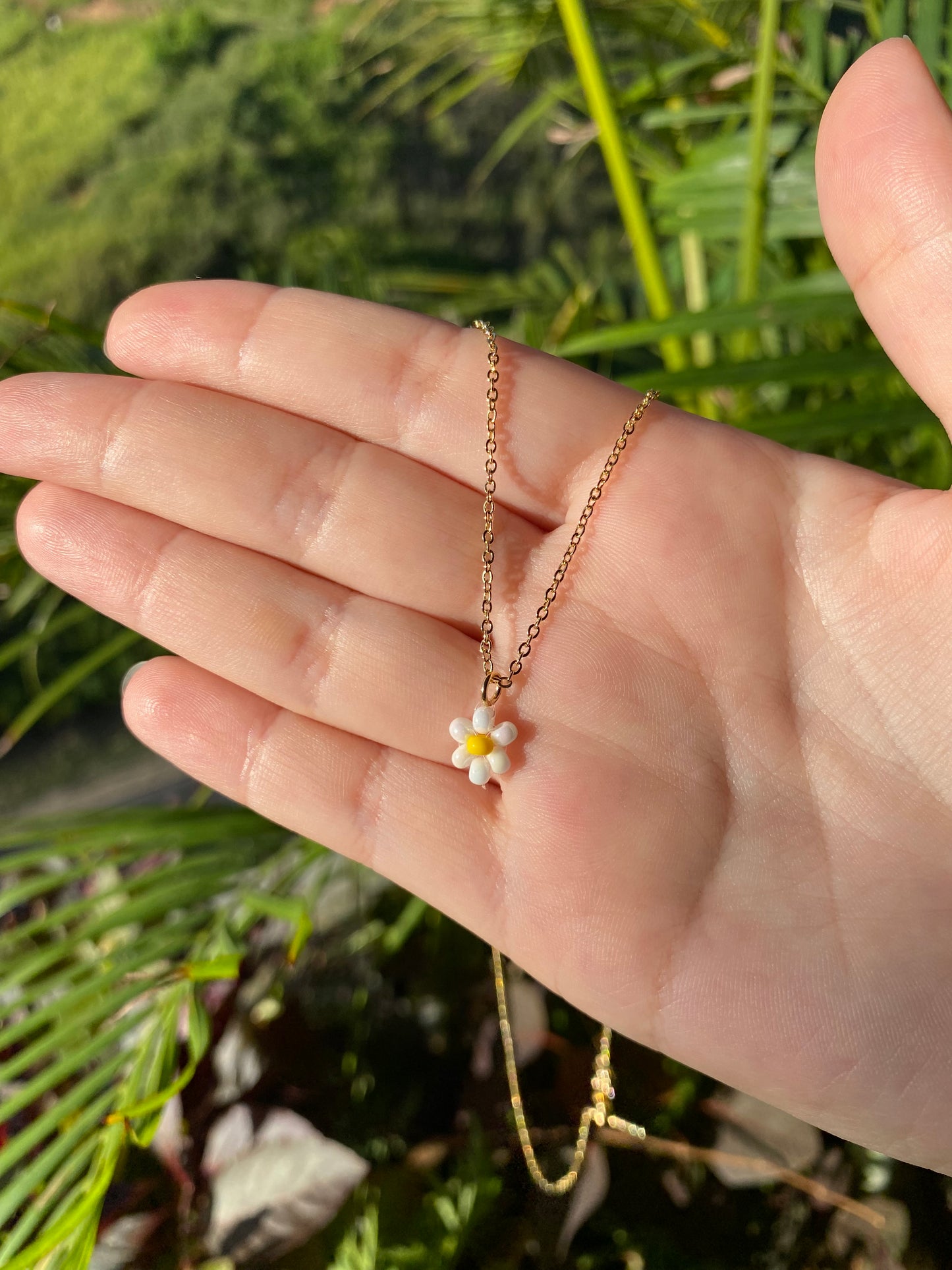 Collar con dije de margaritas