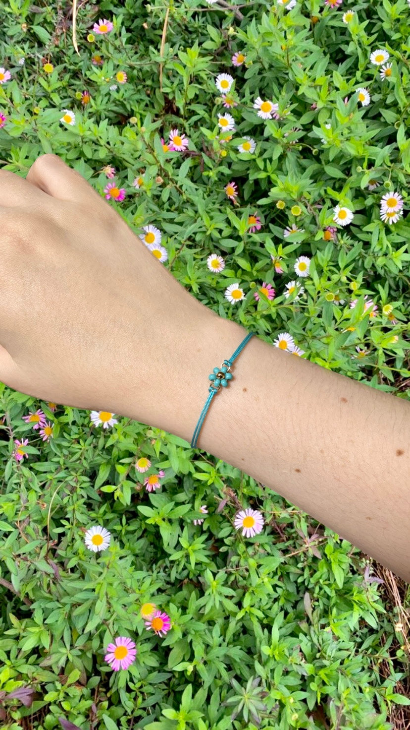 Pulsera de hilo con flor